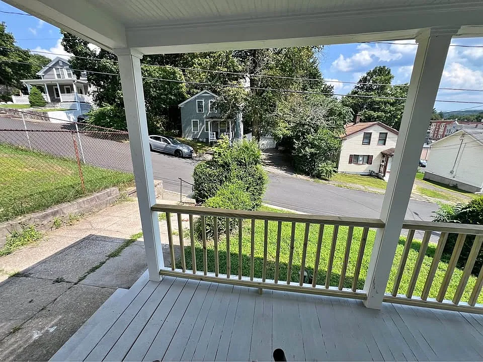 5 bed, 1764 sqft, $3,200 — Photo 2