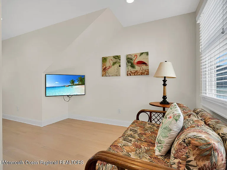303 B St — Photo 44