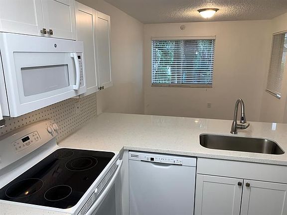 4th image of 18204 Glenmoor Dr