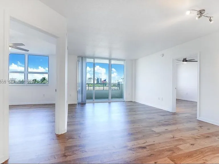 19501 W Country Club Dr #510 — Photo 2