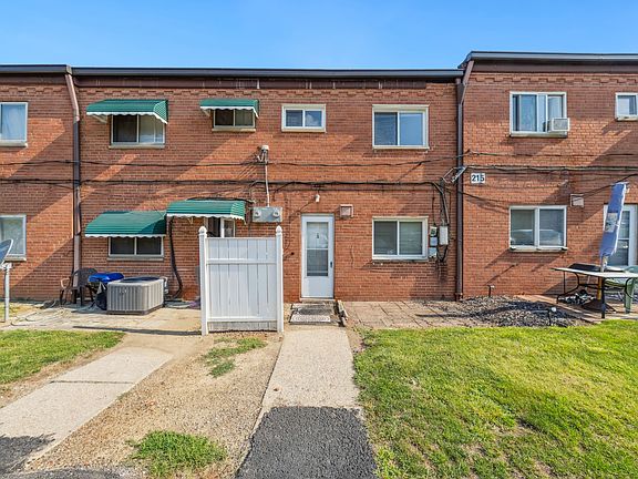 5th image of 215 Dalepark Dr APT 5