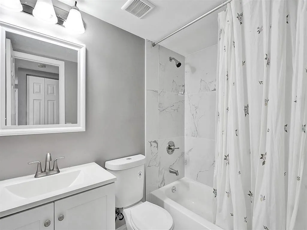 2 bed, 2.0 bath, 914 sqft, $2,300 — Photo 2