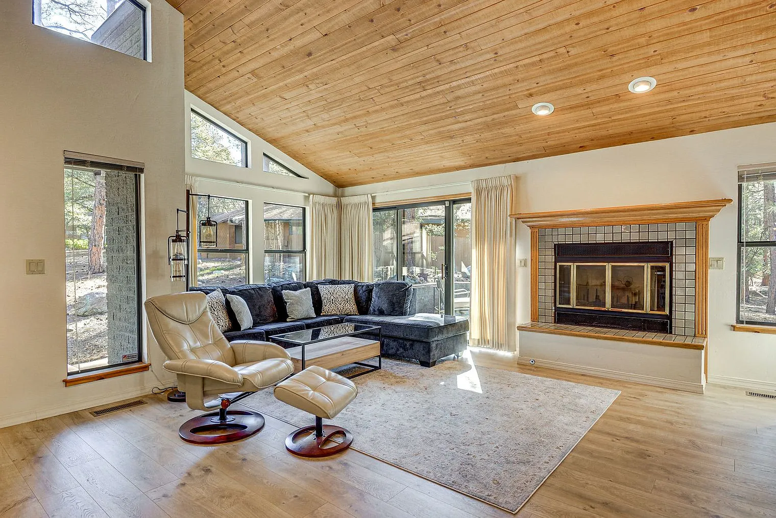 2 bed, 1.0 bath, 1291 sqft, $2,816 — Photo 2