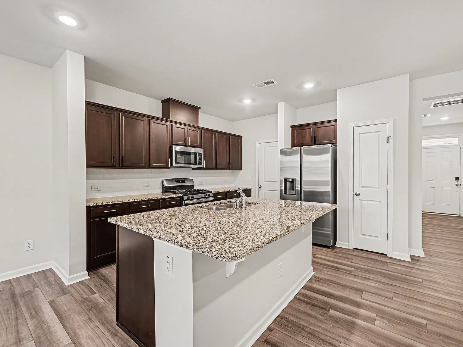 3 bed, 2.5 bath, 1785 sqft, $2,050 — Photo 3