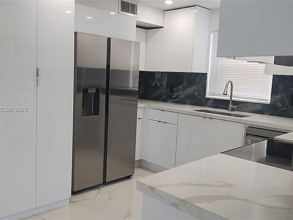 5th image of 10960 SW 71st Ln #1096