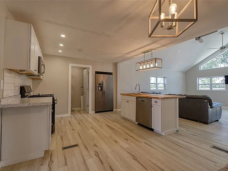 2111 Lynwood Dr — Photo 2