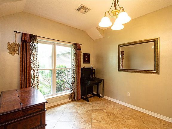 5th image of 146 Oakmont Dr