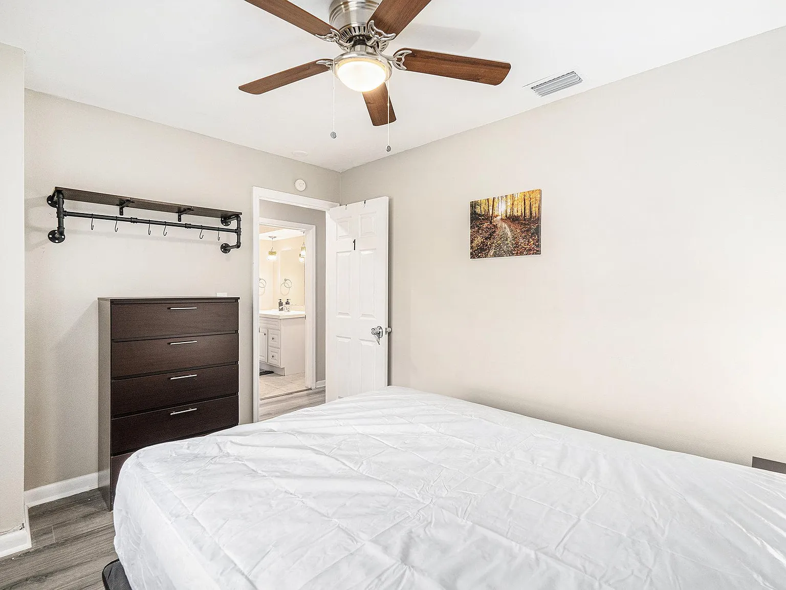 4 bed, 3.0 bath, 2784 sqft, $931 — Photo 2