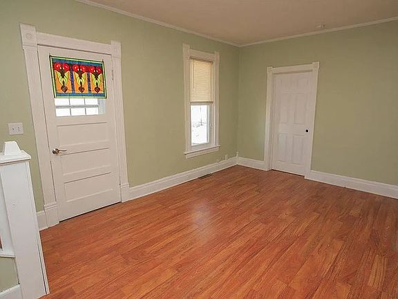 4th image of 102 Oak St N