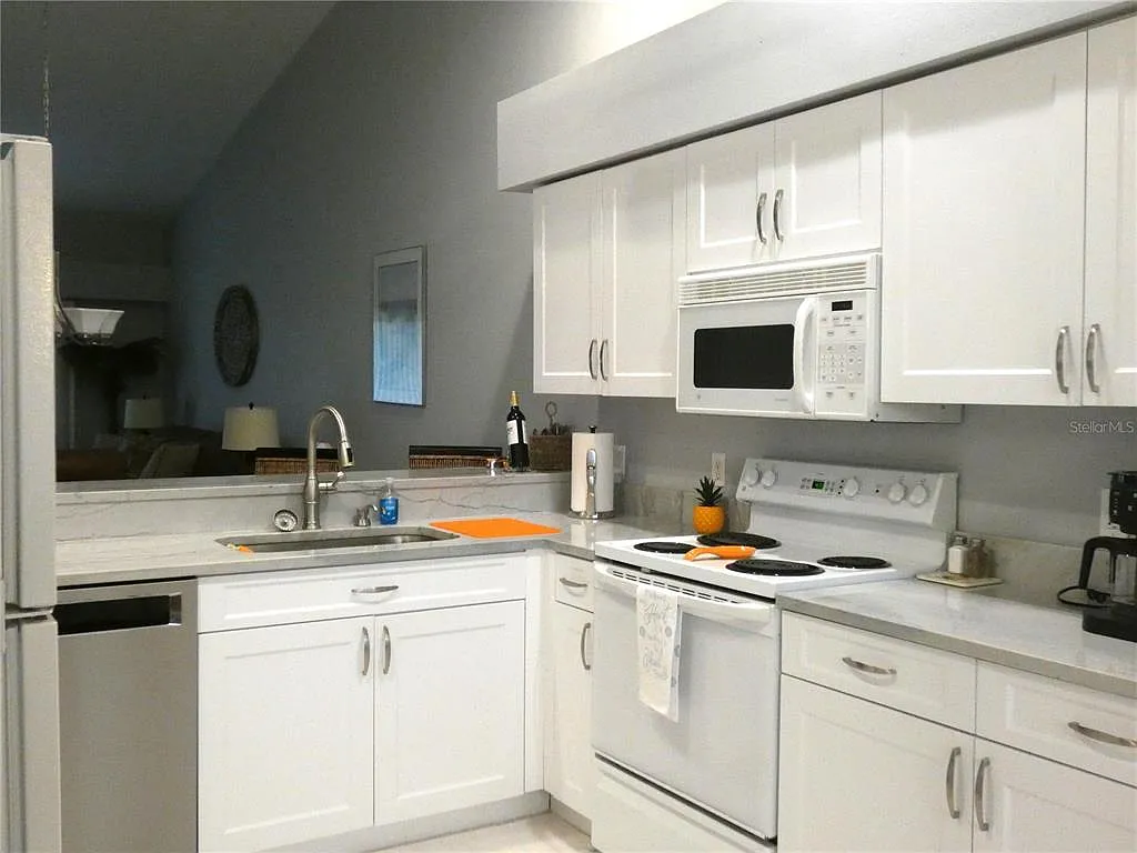 2 bed, 2.0 bath, 1414 sqft, $6,000 — Photo 3