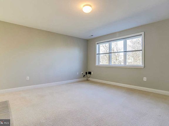 5th image of 3041 Patrick Henry Dr APT 101