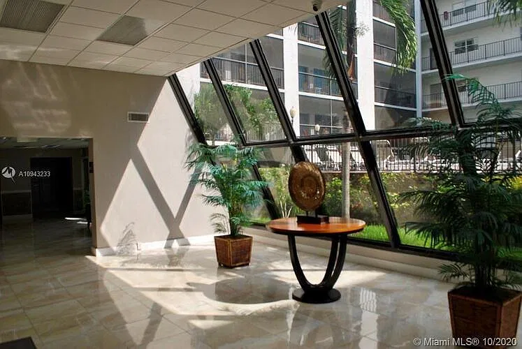 2 bed, 877 sqft, $2,350 — Photo 1