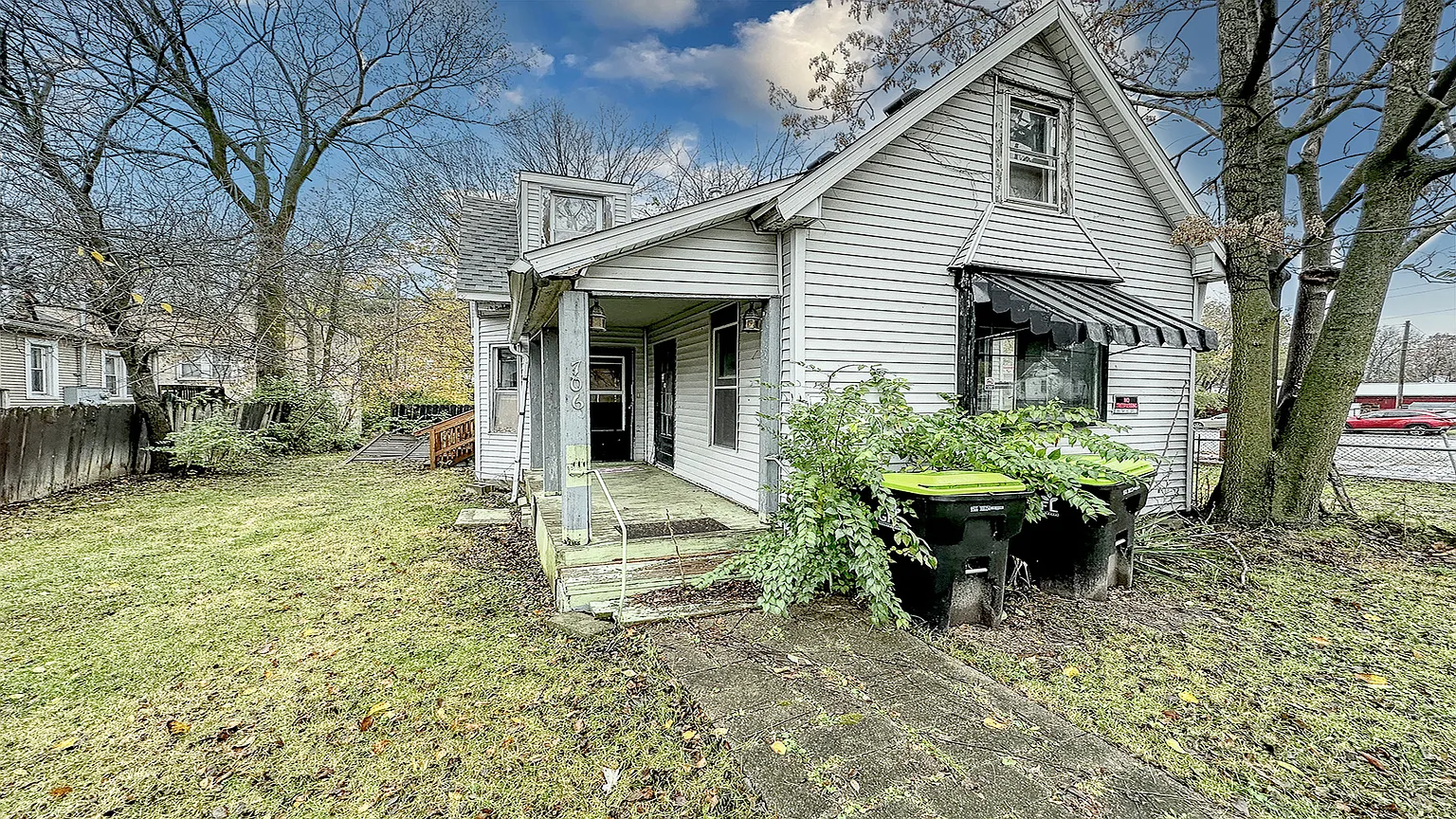 706 E Main St photo 1