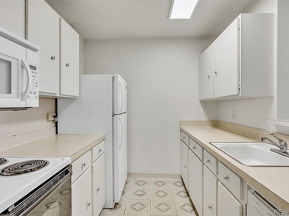 4th image of 2231 S Vaughn Way #315B