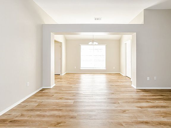 5th image of 725 Mackenzie Dr