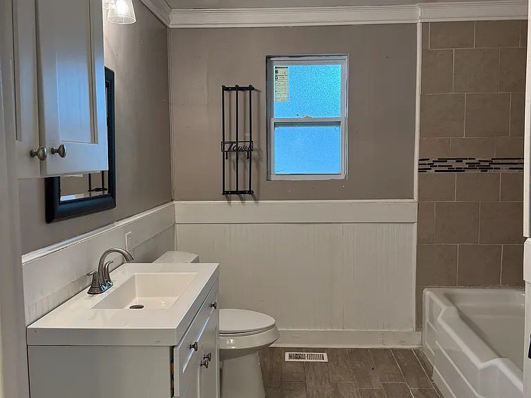 906 Skyland St — Photo 3