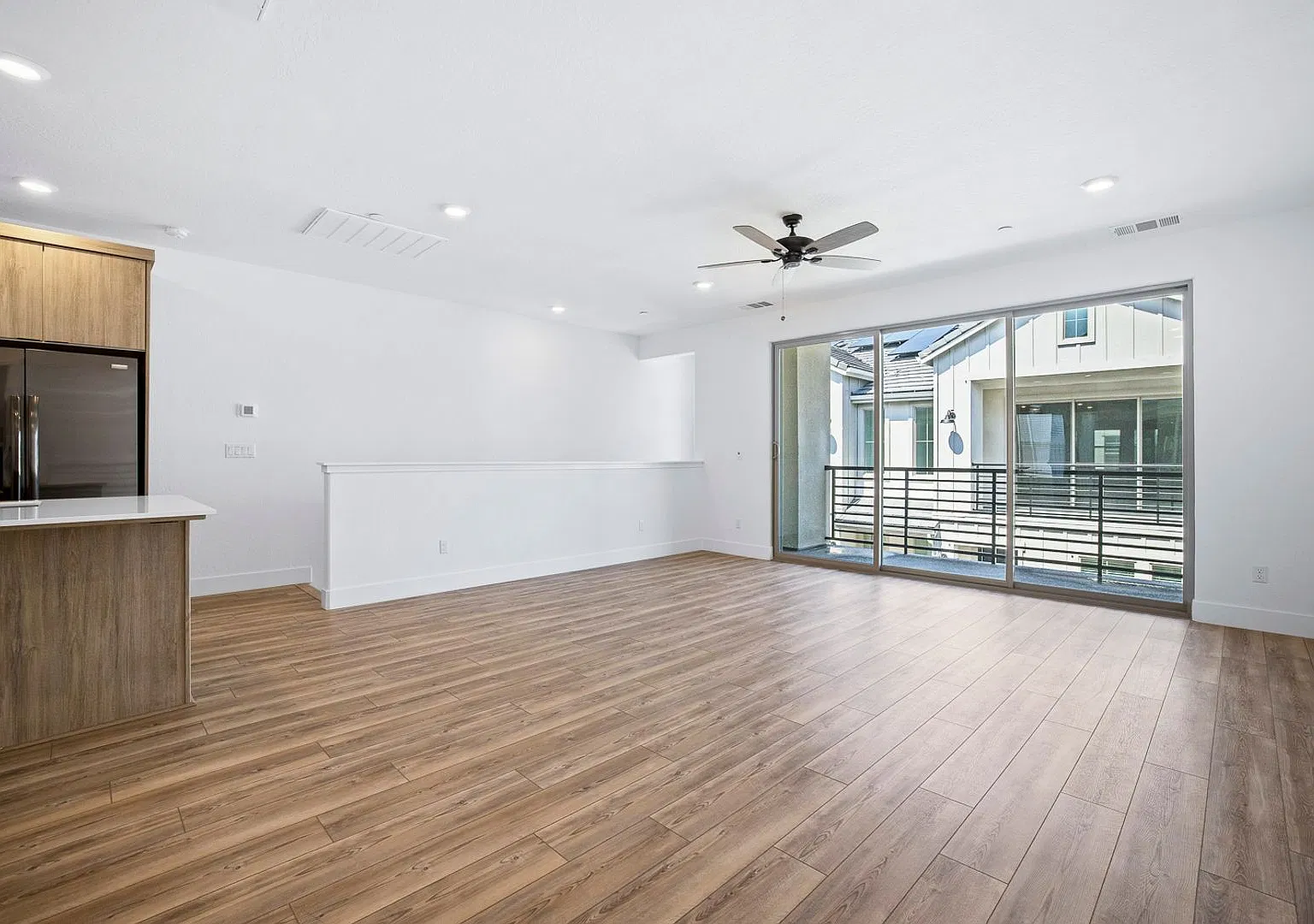 Beautiful Townhome For Rent In Well Desired Neighborhood! — Photo 3