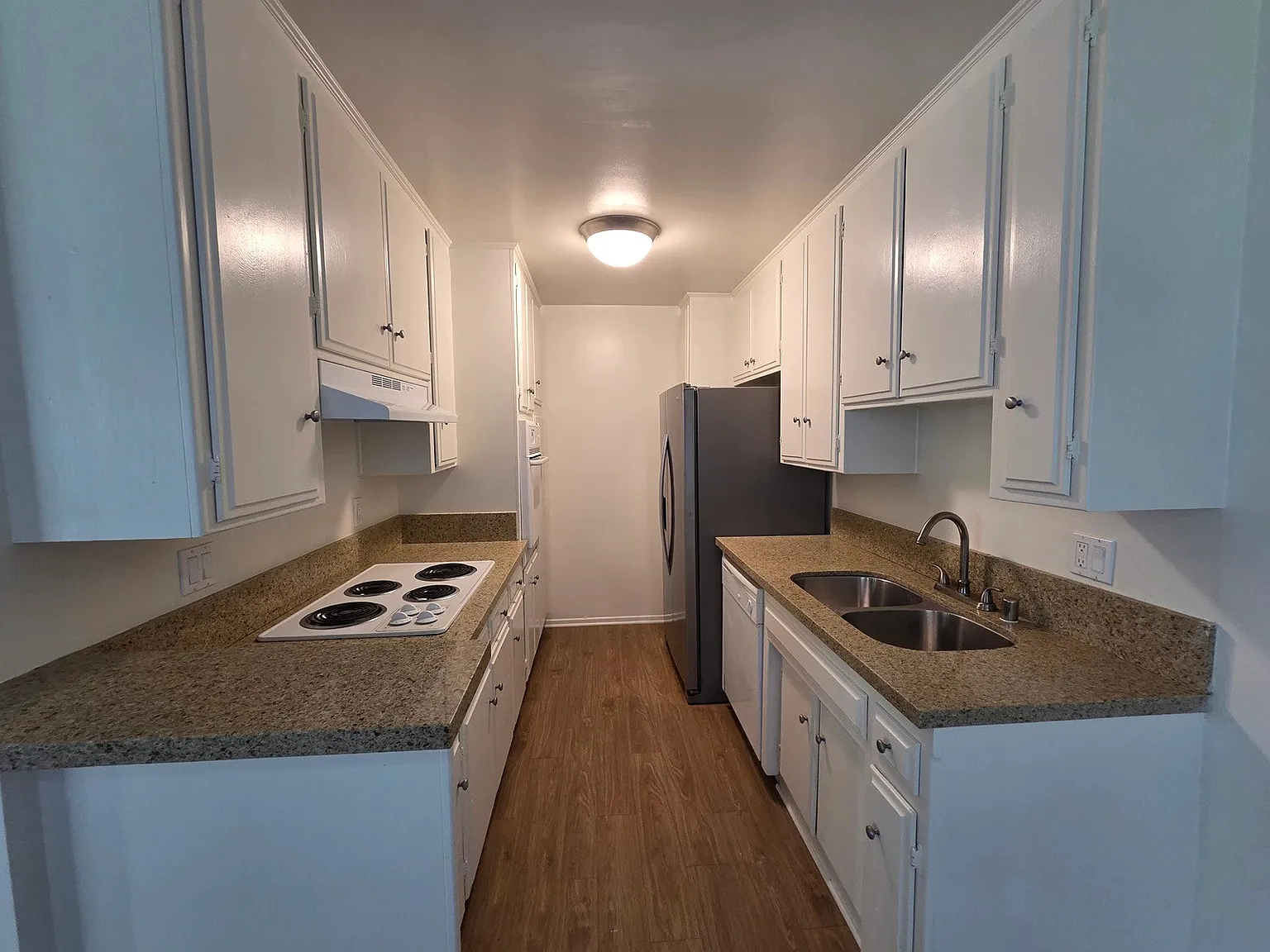 Crown Encino Apartments — Photo 3