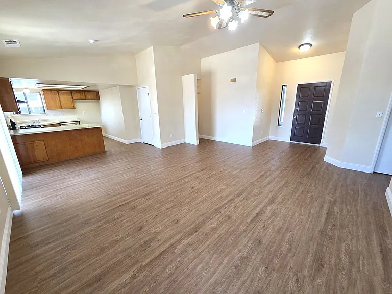 1139 W Glenn Ct — Photo 4