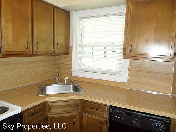 3rd image of 215 Capital Ave APT G1