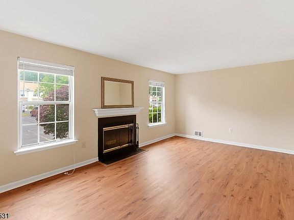 4th image of 39 Canterbury Cir