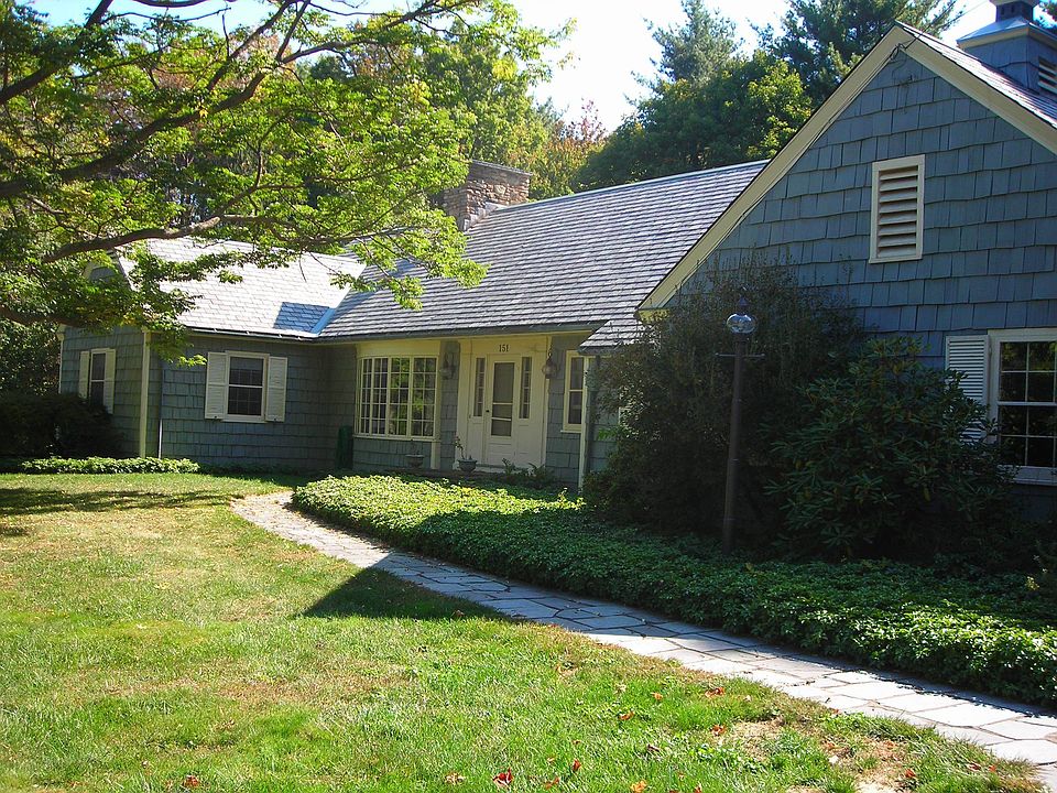 Distinctive sprawling 2800 sq foot ranch 