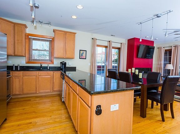 2nd image of 4011 W Fullerton Ave Unit 2W