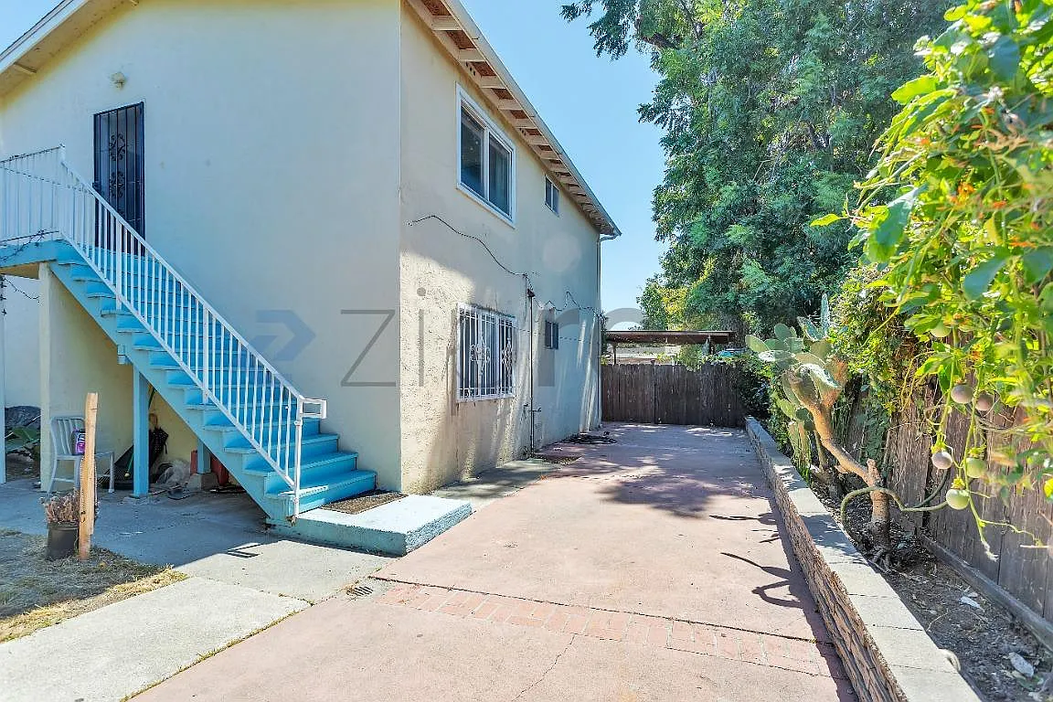 3 bed, 810 sqft, $2,375 — Photo 1