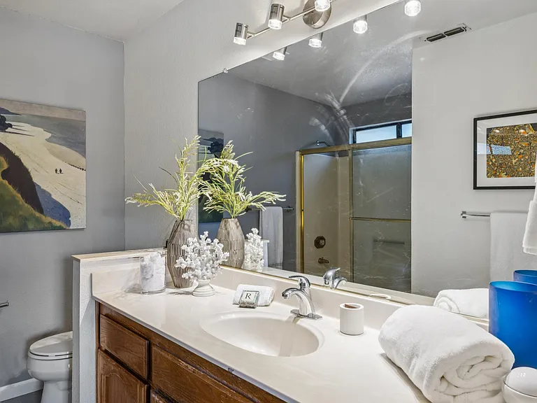 Gloria Dr — Photo 11