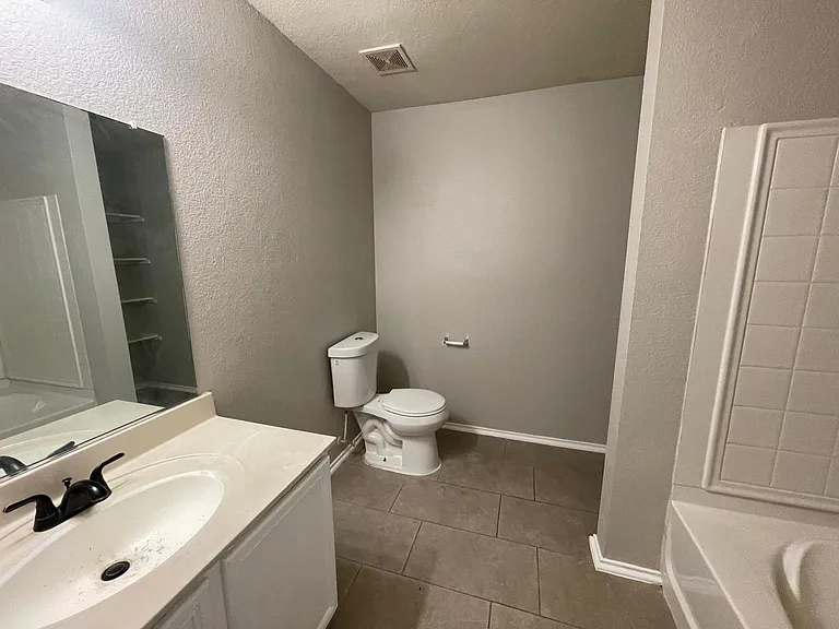 1512 Queens Brook Ln — Photo 23