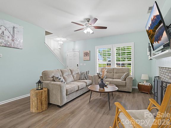 2nd image of 1566 Glenbar Ct