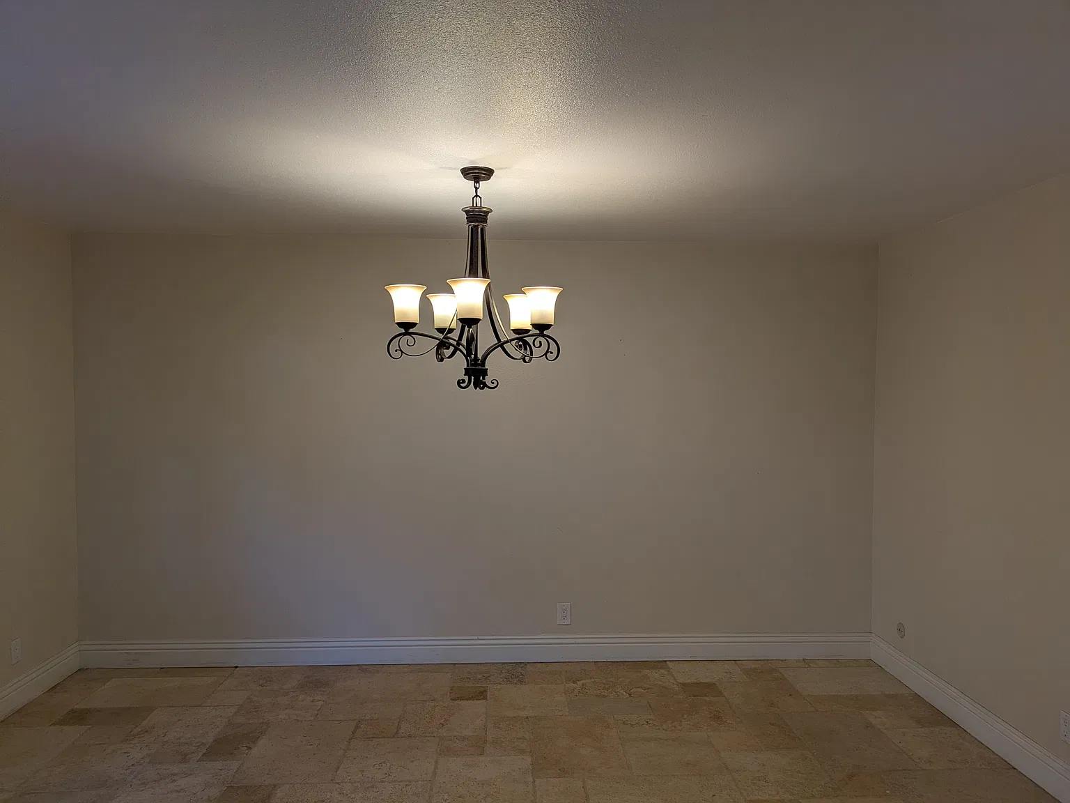 3 bed, 2.5 bath, 1598 sqft, $3,950 — Photo 3