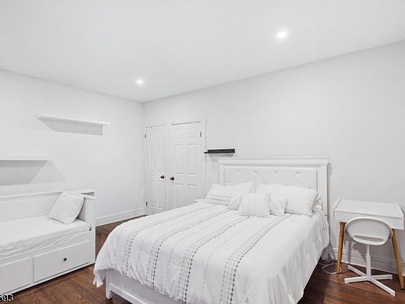 5th image of 1134 Grove St