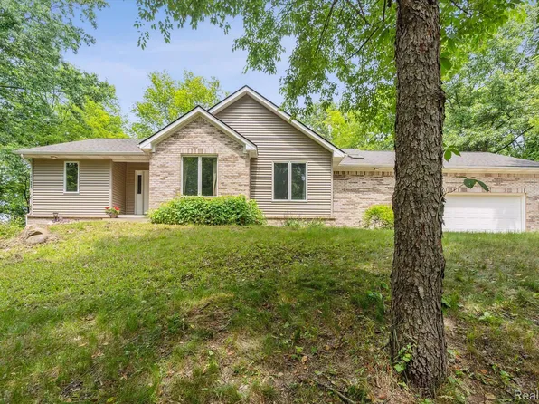 6323 Cohoctah Rd, Fenton, MI 48430