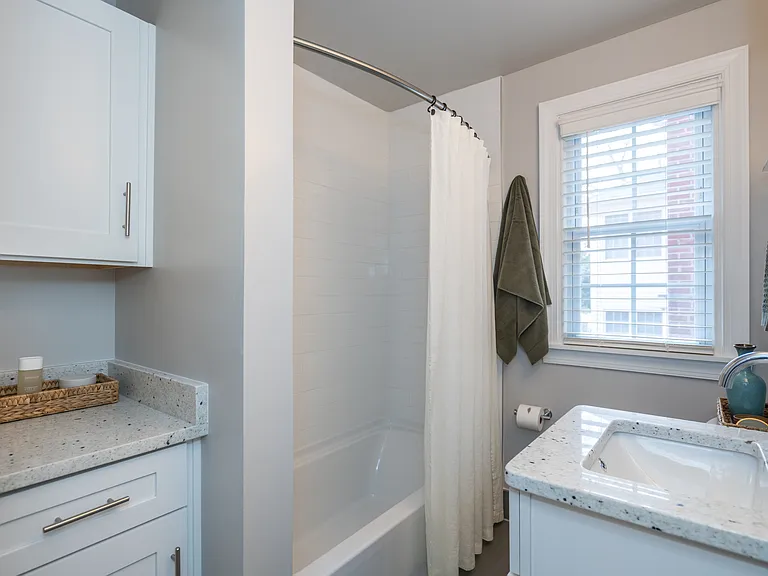Malvern Manor Apartments — Photo 9