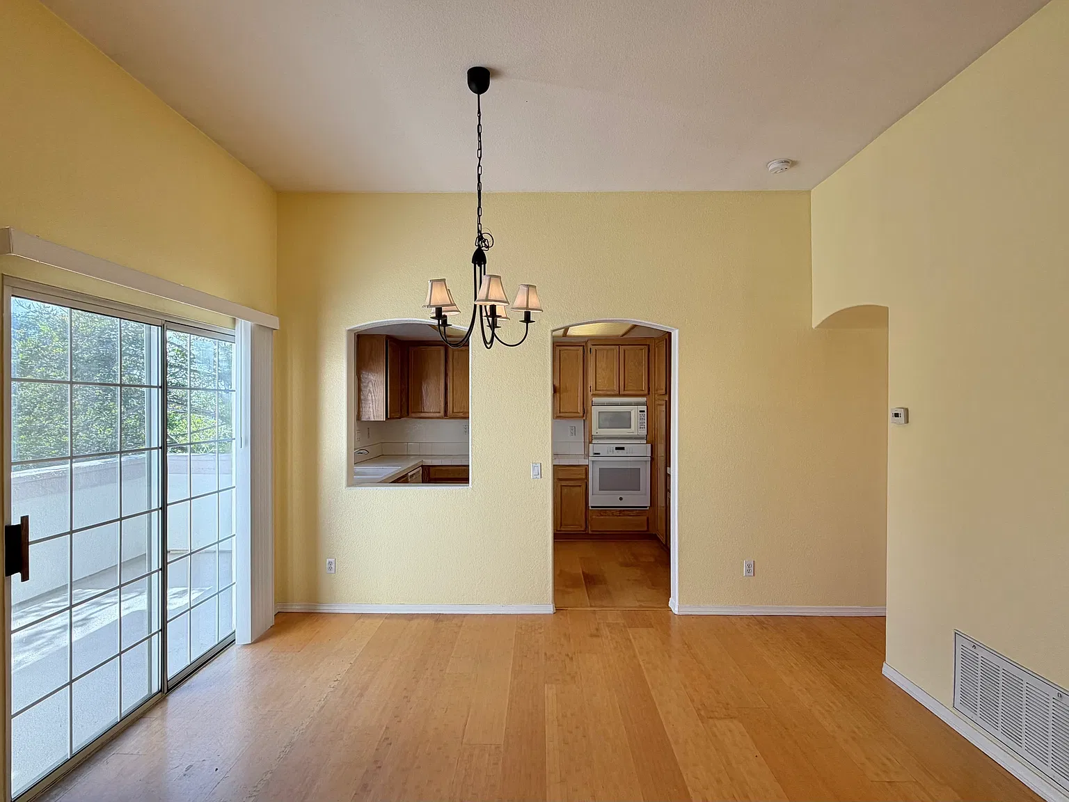 2 bed, 1001 sqft, $2,648 — Photo 2
