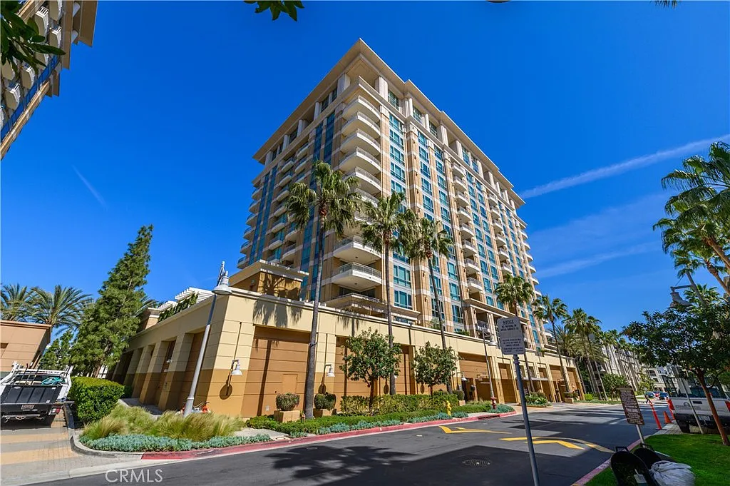 2 bed, 2.5 bath, 2377 sqft, $7,800 — Photo 2