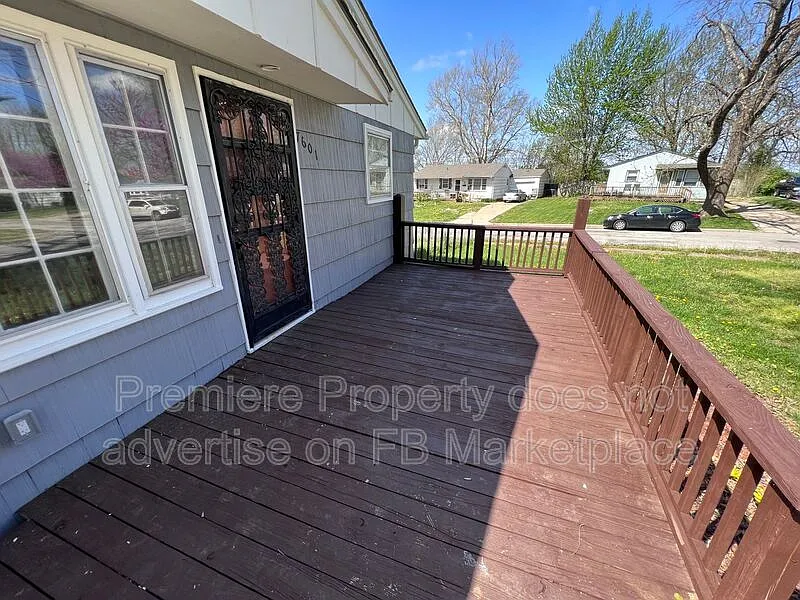 3 bed, 1.0 bath, 816 sqft, $1,150 — Photo 3