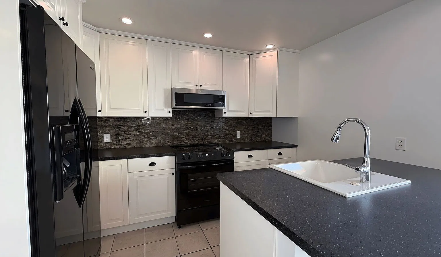 2 bed, 2.0 bath, 1200 sqft, $3,895 — Photo 2