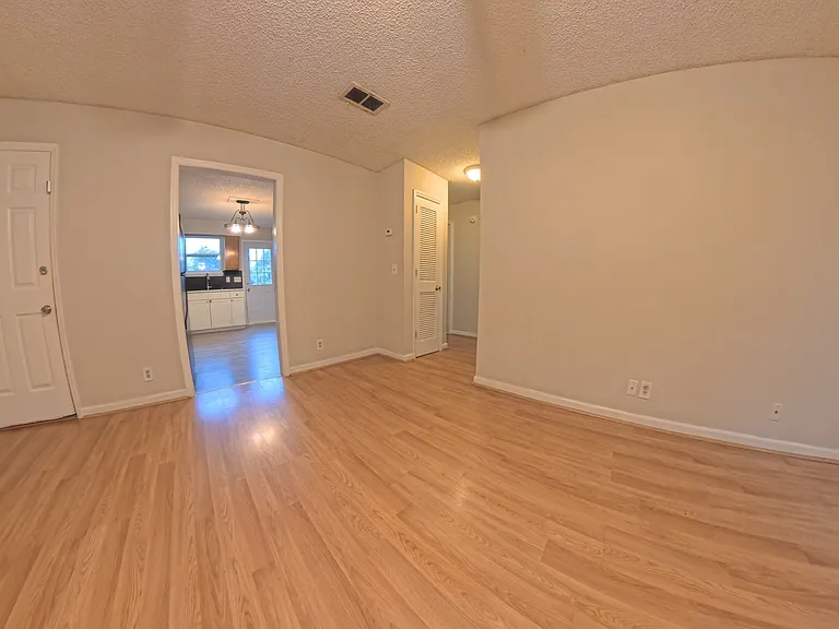 545 Moncrief Ave — Photo 2