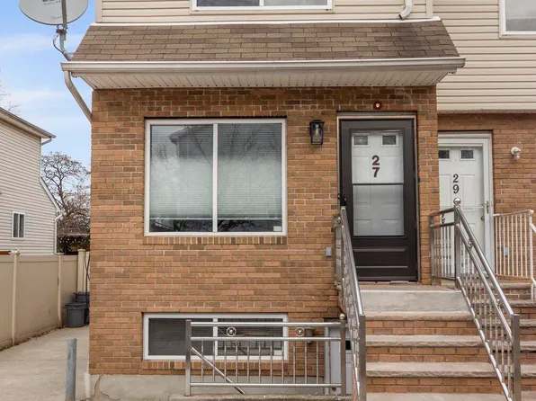 27 Simmons Ln, Staten Island, NY 10314