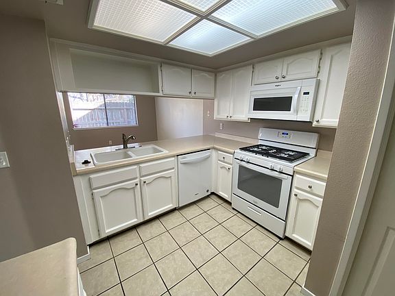 4th image of 1121 S Pinkham Street