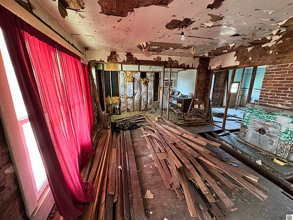 2nd image of 132 Hobbs St