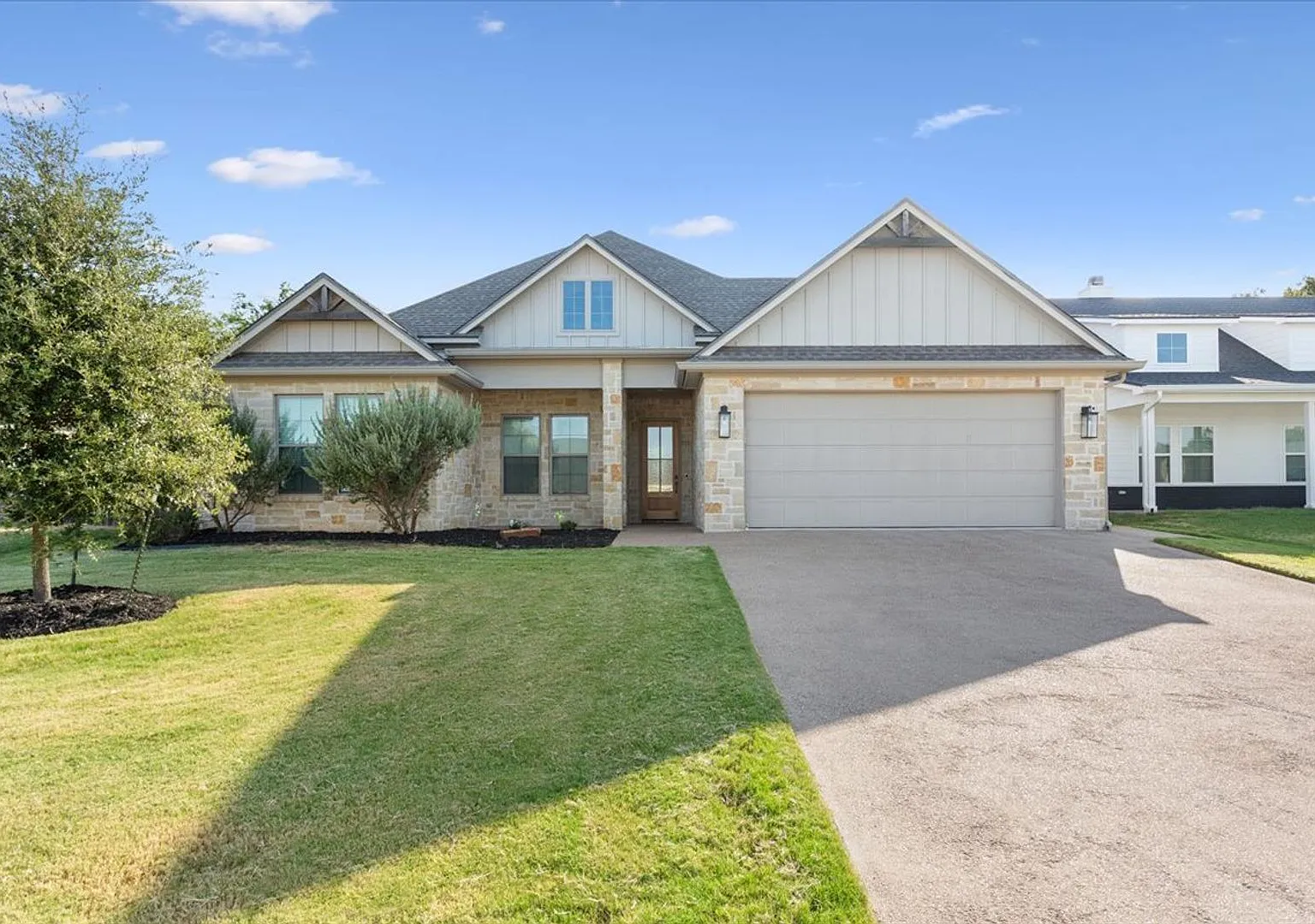 Executive 4 Bedroom home that feels brand new! — Photo 1
