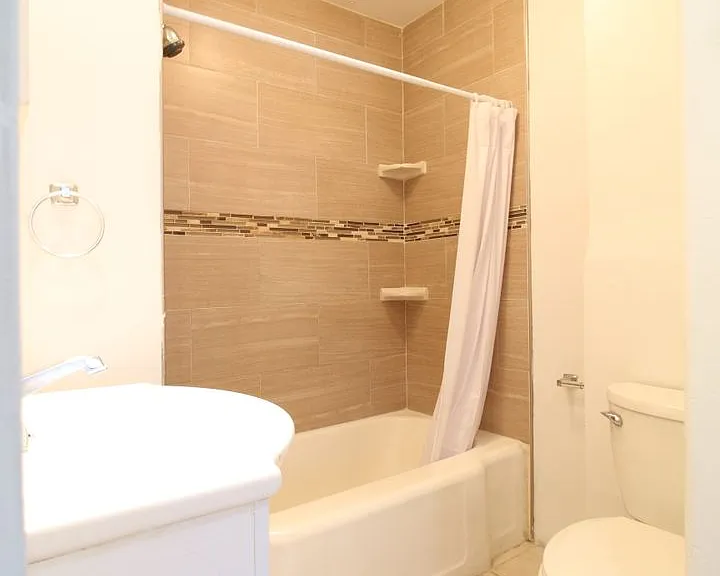 2122 Walnut St #1F — Photo 9