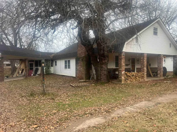 316 W 4th St, Stuttgart, AR 72160