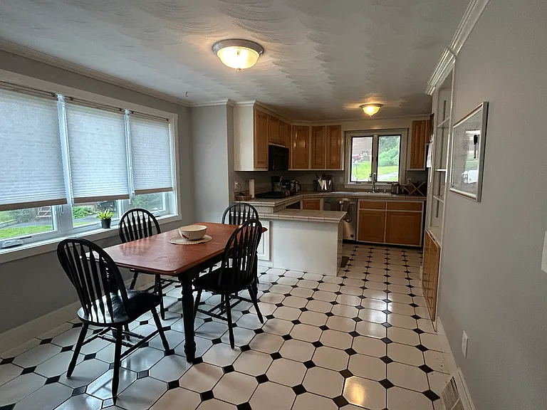 9 Cornwall Ln — Photo 2
