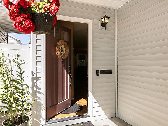 3rd image of 1523 NE Herrold Ct