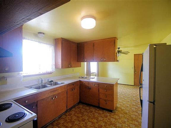 4th image of 915 E 62nd St