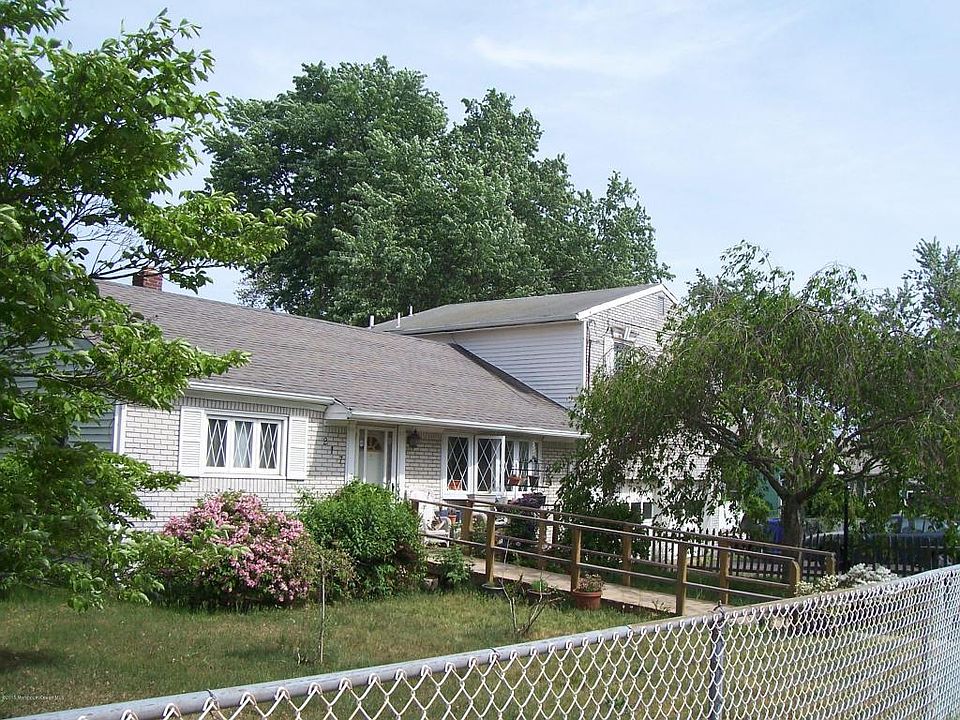 1st image of 217 Marian St